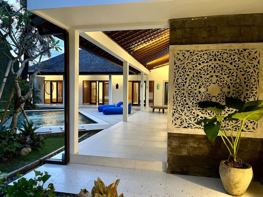 Batu Bolong Villa | New Modern Tropical 4 bdr Villa in Heart of Canggu