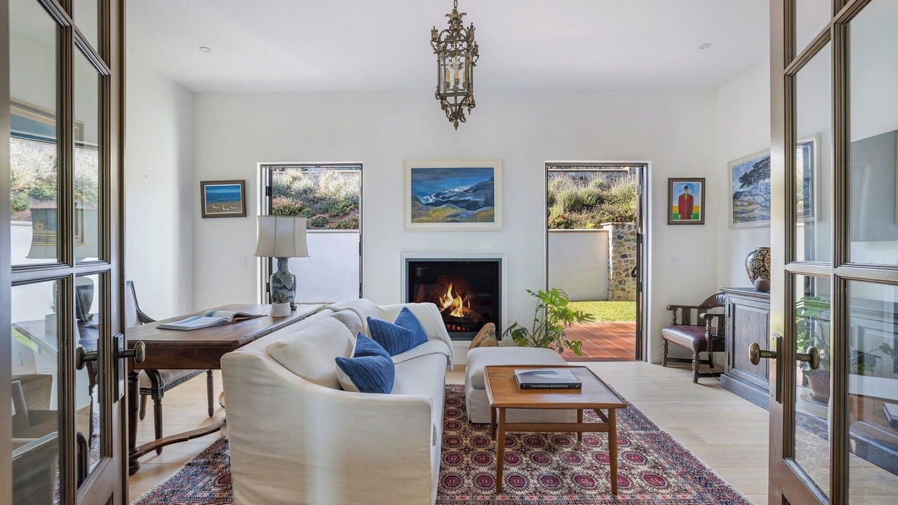 Photo of Livingroom in Western Malibu