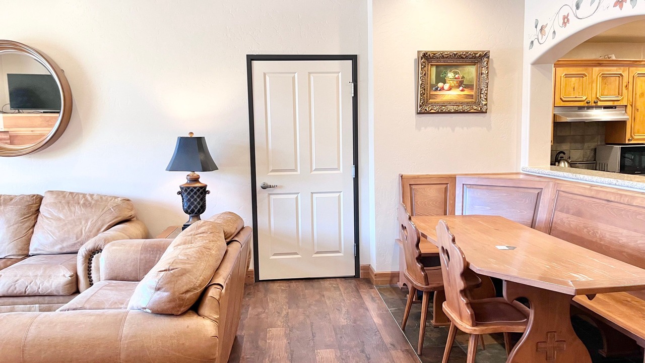 Photo of Livingroom in Midway