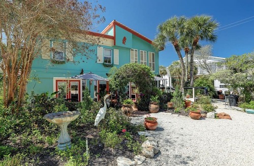 San Leon Apartment | Windmill Gardens Inn "Gallery" by Galveston Bay is a cozy tropical hideaway!