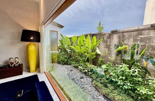 Batu Bolong Villa | New Modern Tropical 4 bdr Villa in Heart of Canggu