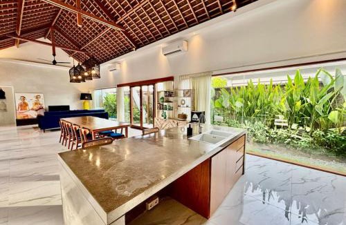 Batu Bolong Villa | New Modern Tropical 4 bdr Villa in Heart of Canggu