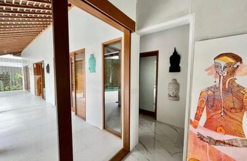 Batu Bolong Villa | New Modern Tropical 4 bdr Villa in Heart of Canggu
