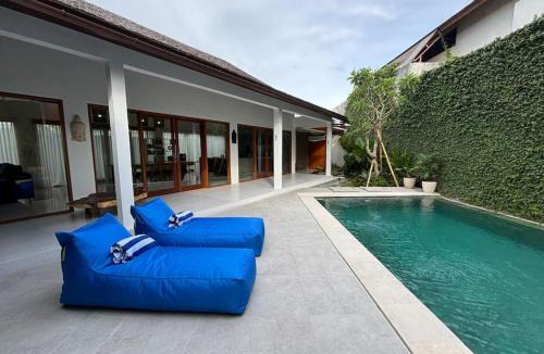 Batu Bolong Villa | New Modern Tropical 4 bdr Villa in Heart of Canggu